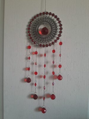 atrapasol de piedra y cristales rojos – energía y vitalidad