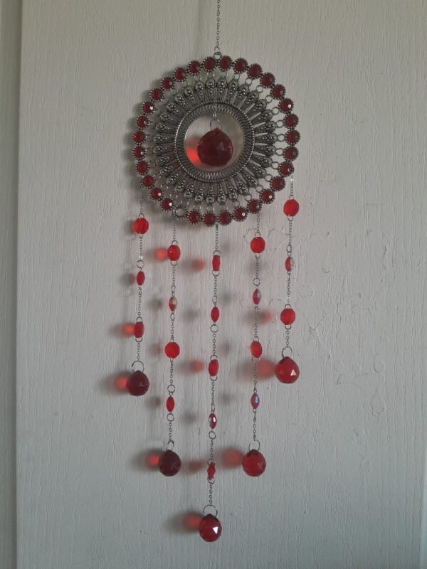 atrapasol de piedra y cristales rojos – energía y vitalidad