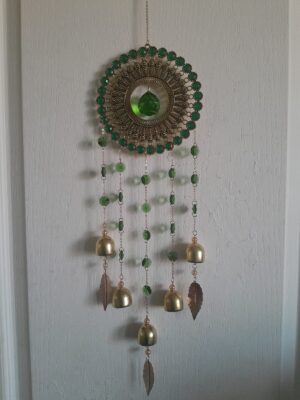 atrapasol de piedra y cristales verdes con campanas – armonía y prosperidad
