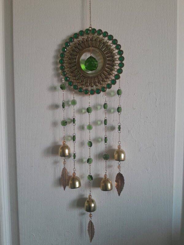 atrapasol de piedra y cristales verdes con campanas – armonía y prosperidad
